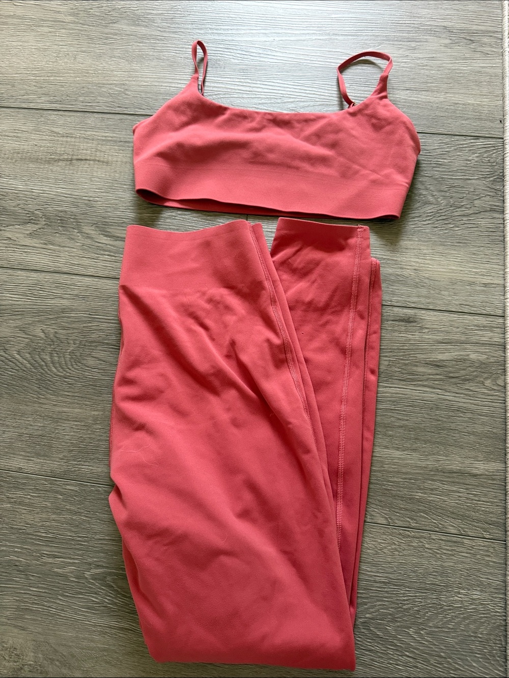 Le Ore Seamless High-Waist Leggings & Sport Bra